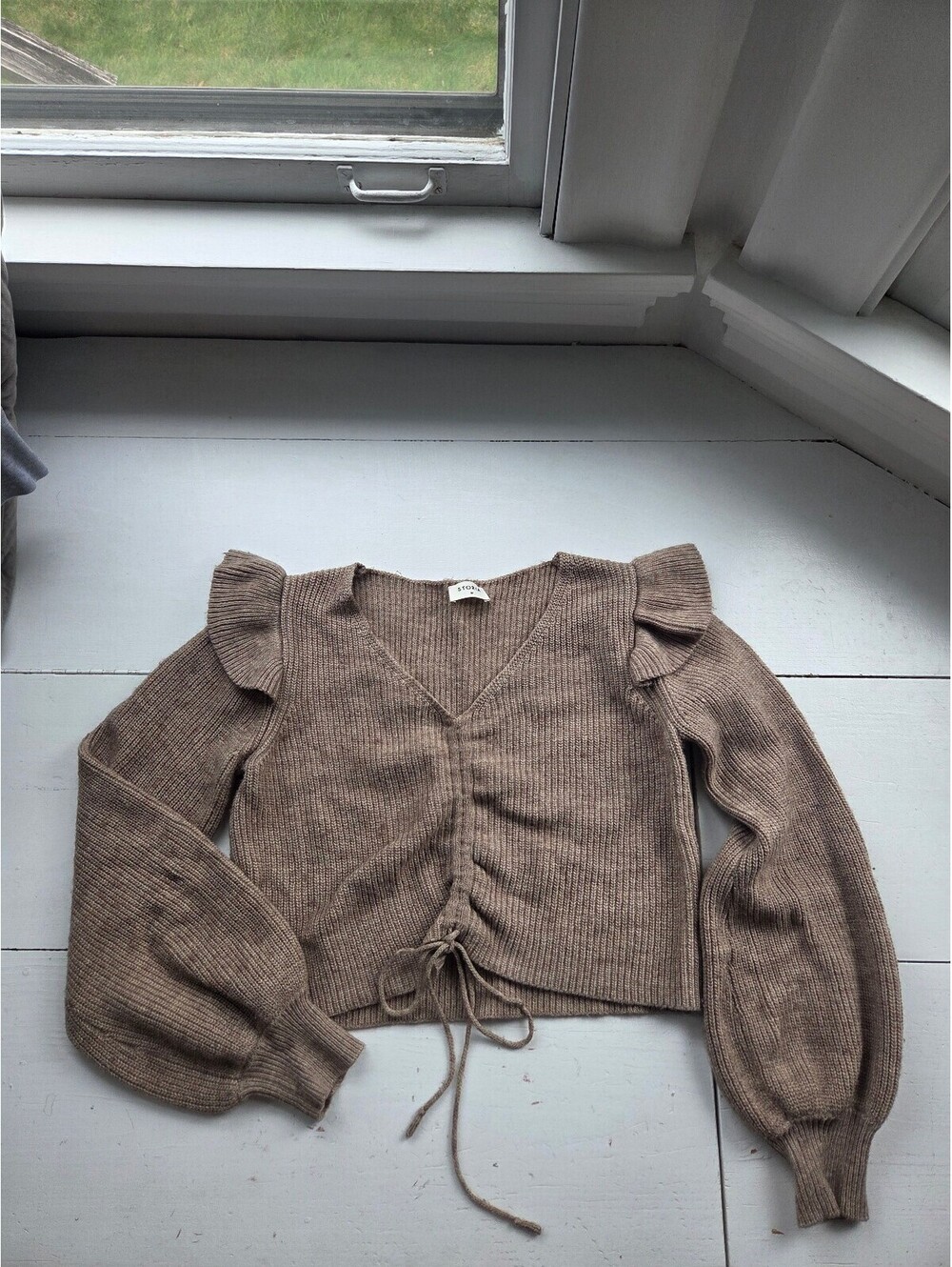 Storia Medium Brown Knit Pullover Sweater with Ruffle Shoulders